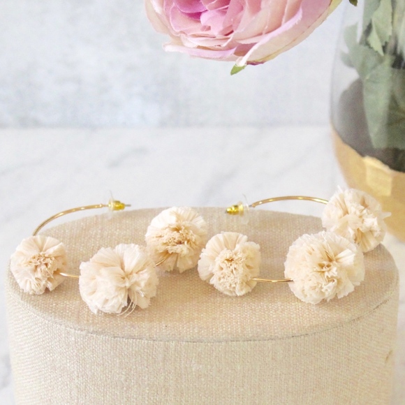🎉🎉HPX2🎉🎉 Raffia Pom Pom Hoop Earrings Ivory - Picture 3 of 7